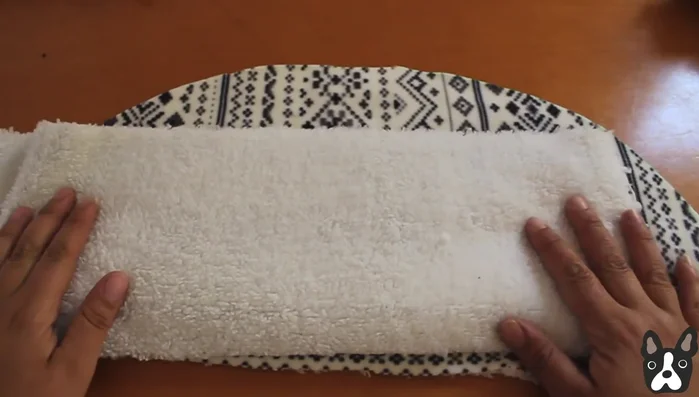 Cortar tiras adicionales de aproximadamente 15 cm de ancho para los detalles.