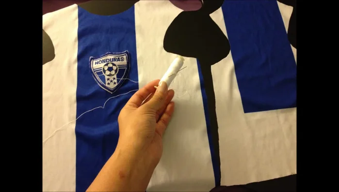 Coser los dos lados y los hombros.