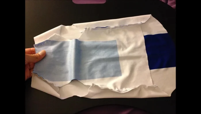 Coser los dos lados y los hombros.