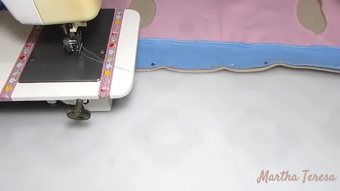 Unir el pantalón: Se coloca el pantalón con alfileres y se cose a la cintura.