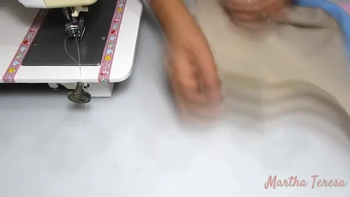 Unir los hombros y el pecho: Se unen los hombros y la parte del pecho.