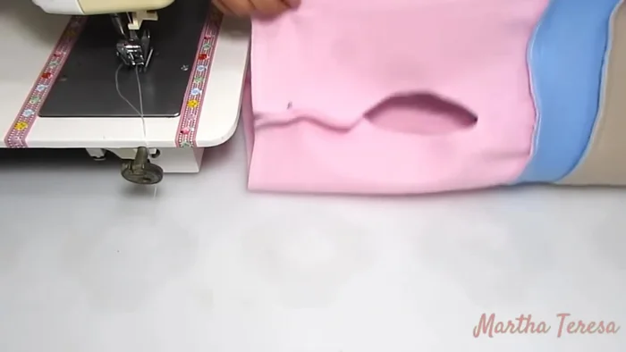 Unir los hombros y el pecho: Se unen los hombros y la parte del pecho.