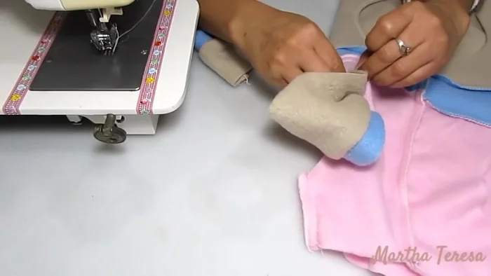 Coser las mangas: Se unen las mangas a la sisa del cuerpo.