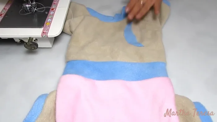 Aplicación decorativa (opcional): Se añade una aplicación decorativa (un pequeño pez) al pantalón.