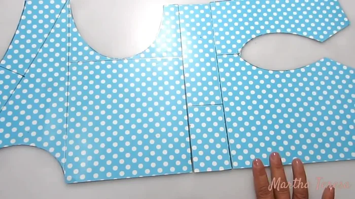 Preparación del molde: Se utiliza un molde de pijama dividido en tres partes (polo, cintura y pantalón) de diferentes colores para mostrar que no es necesario usar la misma tela.