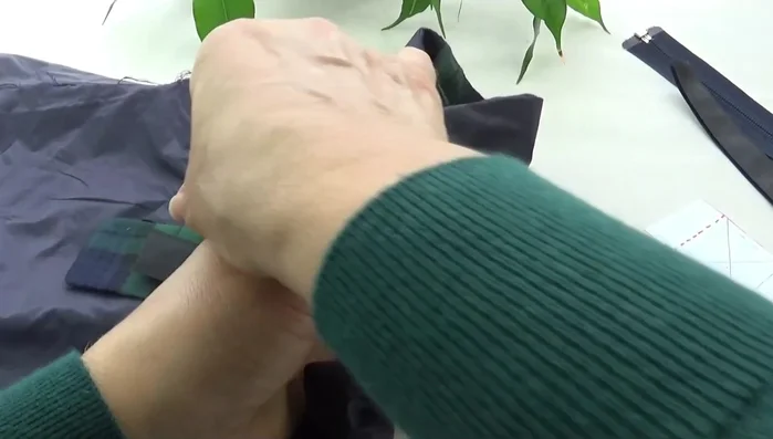 Colocar y coser la cremallera.