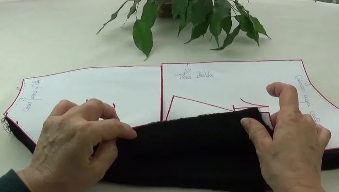 Recortar las piezas del patrón sobre la tela elegida (doble capa si es impermeable o borreguillo).