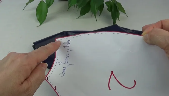 Unir las dos capas de la parte trasera con un pespunte.