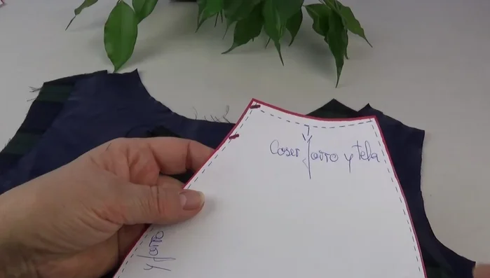 Unir las dos capas de la parte trasera con un pespunte.