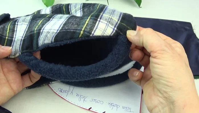 Insertar las tiras de las patas traseras en la parte trasera del cuerpo y sujetarlas con alfileres, luego coser.