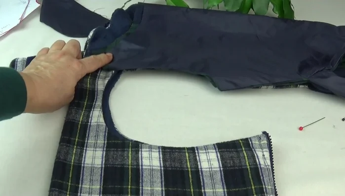 Unir la parte delantera con la parte trasera por los hombros.