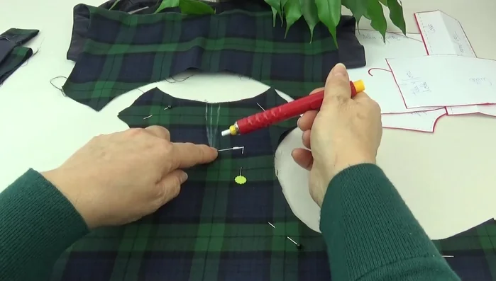 Realizar un pespunte en forma de V en la parte delantera para la abertura de la cabeza.