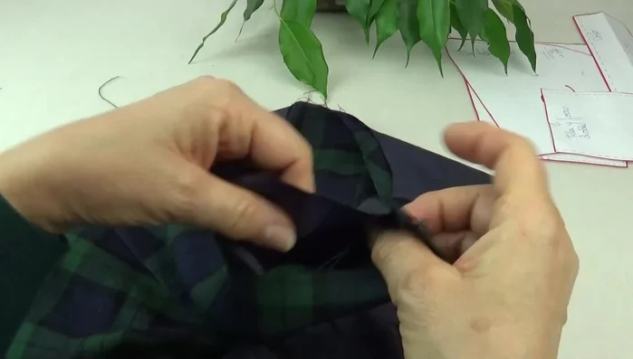 Colocar y coser el cuello.