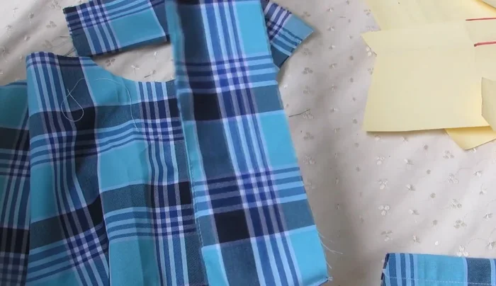 Coser el cuello a la camisa. Coser el cuello a la camisa, uniendo las marcas de la mitad de la parte delantera y trasera.