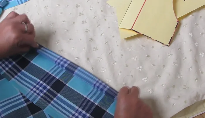 Coser las mangas. Doblar la curva de la manga, sujetar con alfileres y coser. Recortar las puntas sobrantes.