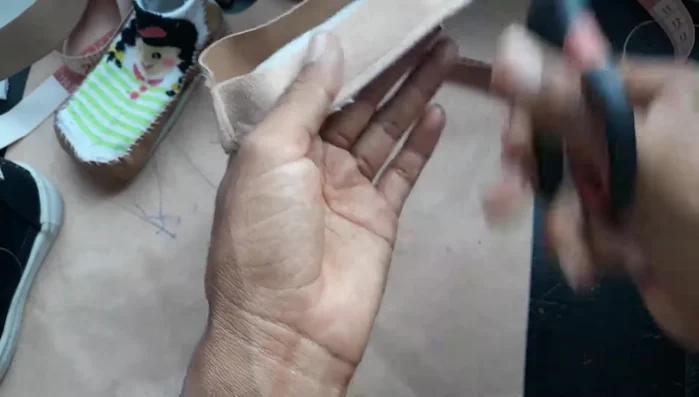 Dar vuelta a la tira cosida para formar el borde del calcetín.