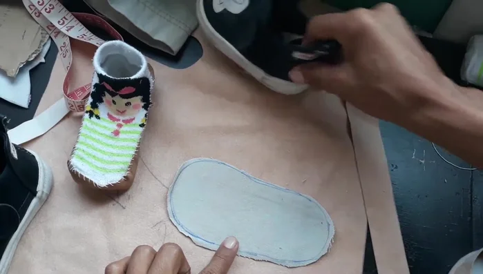 Cortar dos tiras de polipiel o vinilo de 2.5 cm de ancho. Se puede usar tela reciclada (como la bastilla de un pantalón).