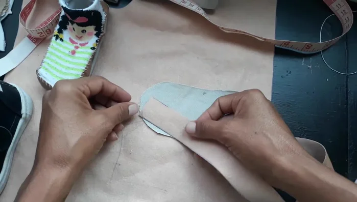 Dar vuelta a la tira cosida para formar el borde del calcetín.