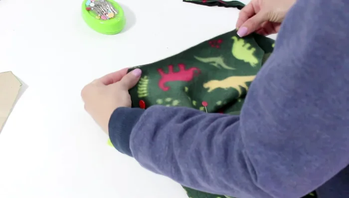 Costura de las mangas: Une los laterales de las mangas, cosiendo desde la sisa hasta el puño. Se recomienda usar una costura overlock o una puntada elástica.