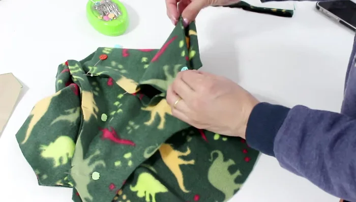 Costura de las mangas: Une los laterales de las mangas, cosiendo desde la sisa hasta el puño. Se recomienda usar una costura overlock o una puntada elástica.