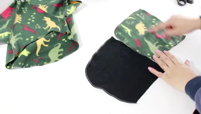 Confección de la capucha: Cose las dos piezas de la capucha (polar y punto) del derecho con el derecho. Deja la parte inferior abierta para dar la vuelta. Una vez dada la vuelta, cose el borde inferior para asegurar la unión.