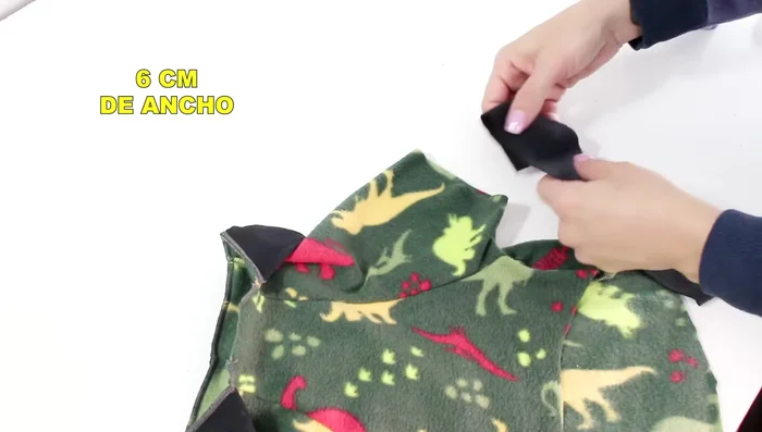 Creación de los puños: Corta tiras de ribete de 6 cm de ancho, con una longitud 2-3 cm menor que la circunferencia del puño de las mangas y del cuello. Dobla por la mitad y cose para crear los puños.