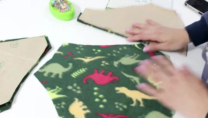 Unión de la espalda y delantero: Coloca la parte trasera (espalda) y la delantera del derecho con el derecho, uniendo los laterales. Deja la abertura para el cierre.