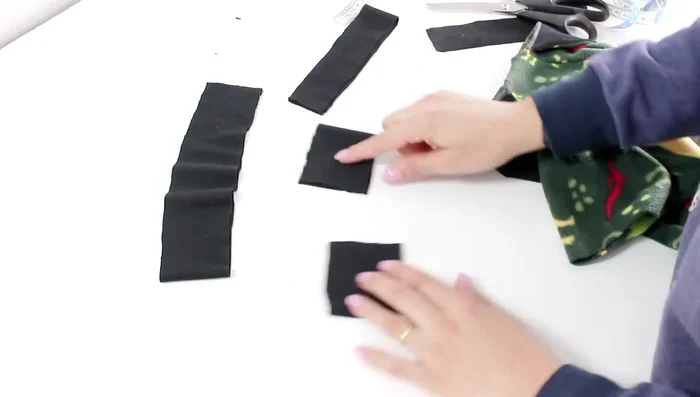 Unión de los puños: Une los puños a las mangas y al cuello, colocando las costuras del puño alineadas con las costuras de la prenda. Cose con puntada recta o zigzag.