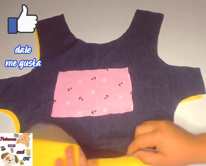 Coser el bolsillo: Coser el bolsillo a la pieza principal de la capa por los tres lados, dejando la parte superior abierta.