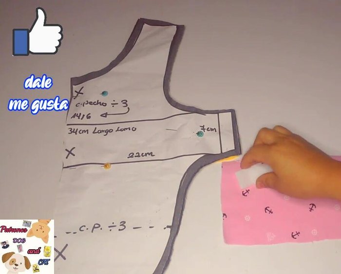 Preparar el bolsillo: Cortar un retazo de tela para el bolsillo (16x14 cm). Doblar 1-2 cm en los bordes y coser.