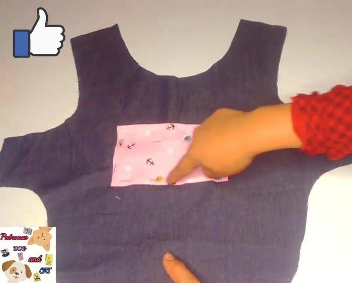 Coser el bolsillo: Coser el bolsillo a la pieza principal de la capa por los tres lados, dejando la parte superior abierta.