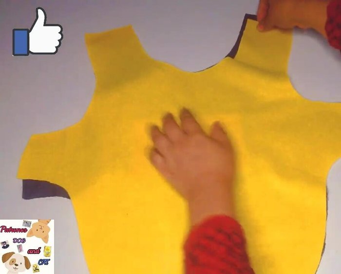 Unir las piezas principales: Colocar las dos piezas principales de la capa (derecho con derecho) y coser por todo el contorno, dejando una abertura de 5 cm en la parte del cuello para voltear.