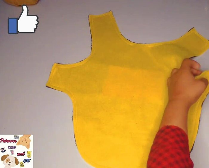 Cortar las esquinas: Realizar pequeños cortes en las esquinas y curvas para facilitar el volteo y evitar arrugas.