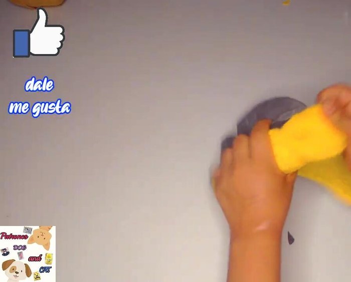 Voltear la capa: Voltear la capa a través de la abertura del cuello.