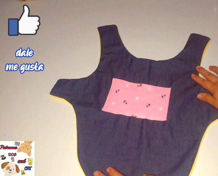 Coser el contorno: Coser alrededor de todo el borde de la capa para cerrar la abertura del cuello y asegurar los bordes.