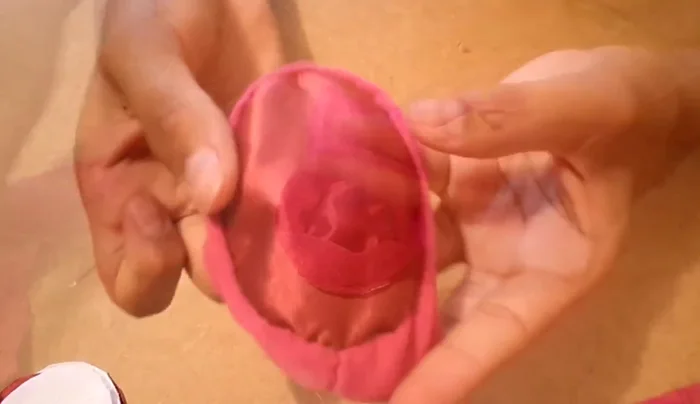 Colocar la tira grande en la mitad del zapatito. Coser al contorno.