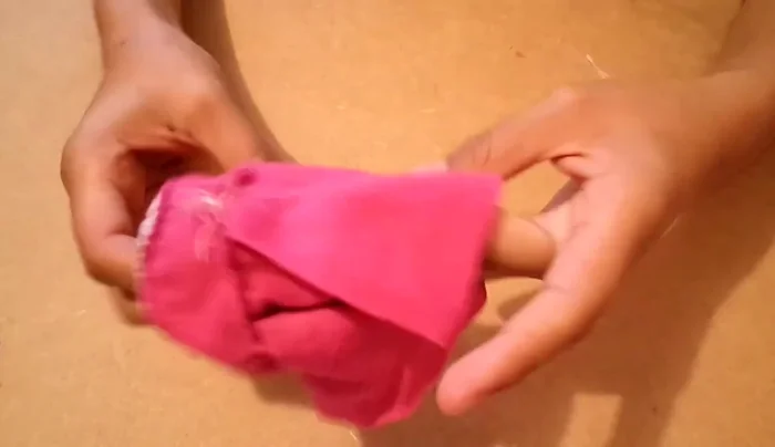 Doblar el contorno superior y cortar los sobrantes. Coser por todo el contorno.