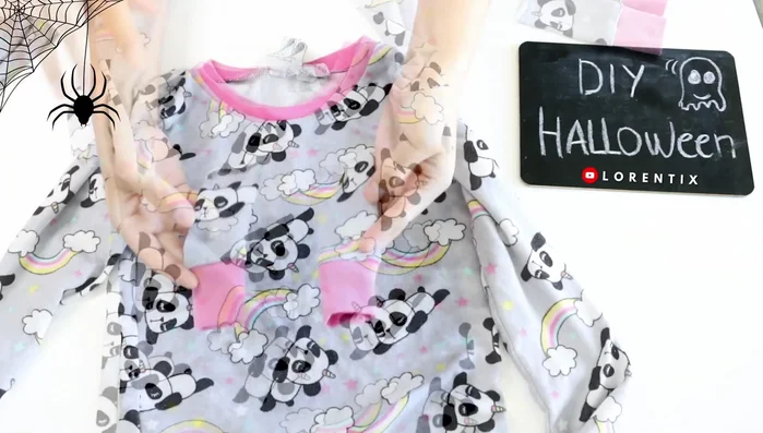 Colocar el pijama encima de la tela cortada y pegar los extremos con silicona caliente.