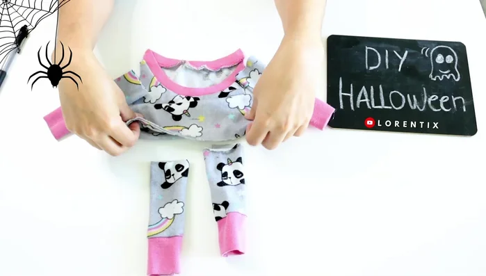 Colocar el pijama encima de la tela cortada y pegar los extremos con silicona caliente.