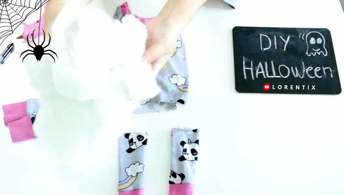 Pegar las manitas por la parte de atrás.