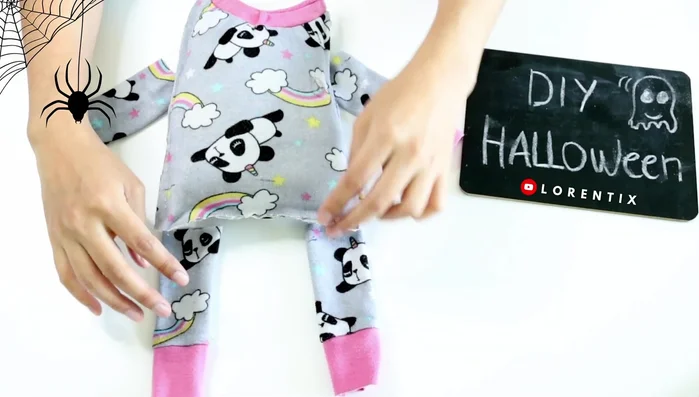 Pegar las manitas por la parte de atrás.