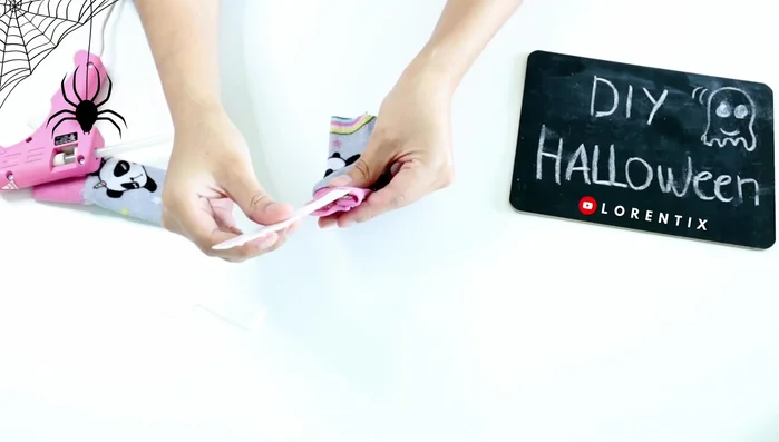 Pegar las manitas por la parte de atrás.