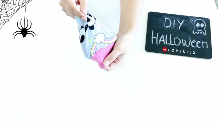 Repetir el proceso para crear las manitos, siguiendo las mismas medidas y procedimiento.