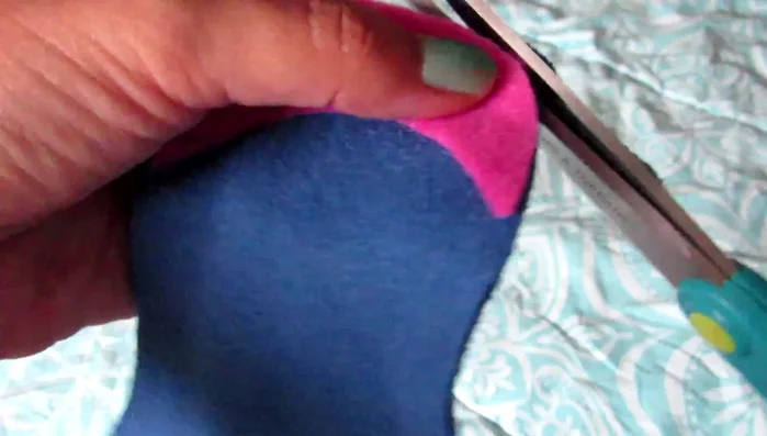 Cortar el exceso de tela alrededor de las botitas.