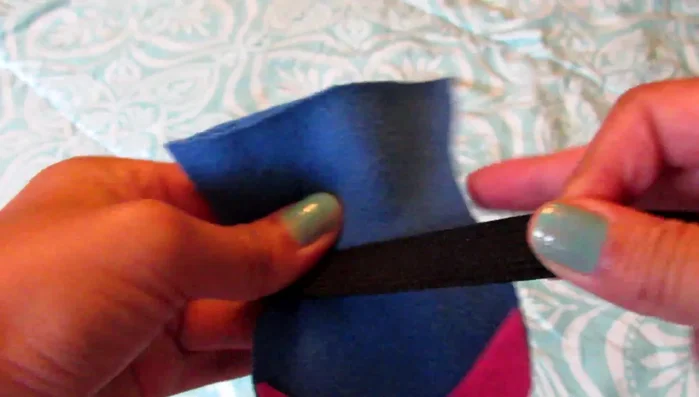 Colocar el velcro dentro del elástico y pegarlo para asegurar el cierre de la botita.