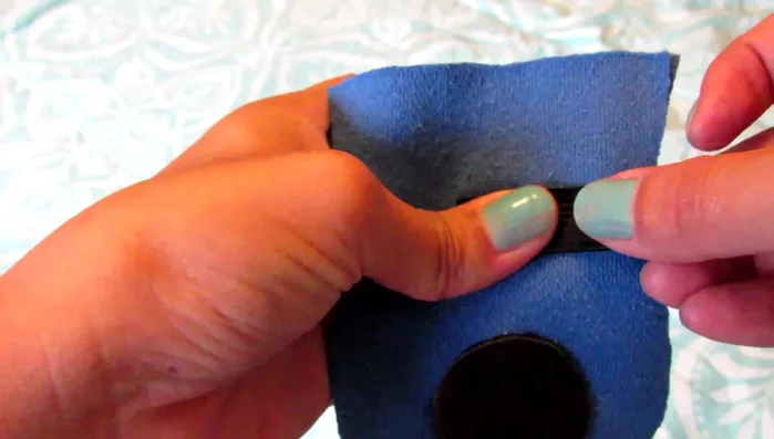 Colocar el velcro dentro del elástico y pegarlo para asegurar el cierre de la botita.