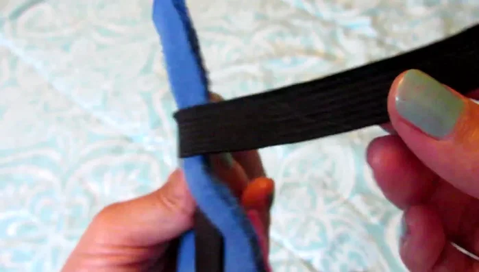 Colocar el velcro dentro del elástico y pegarlo para asegurar el cierre de la botita.