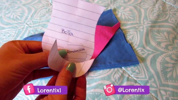 Cortar cuatro piezas de fieltro para las puntas de las botitas.