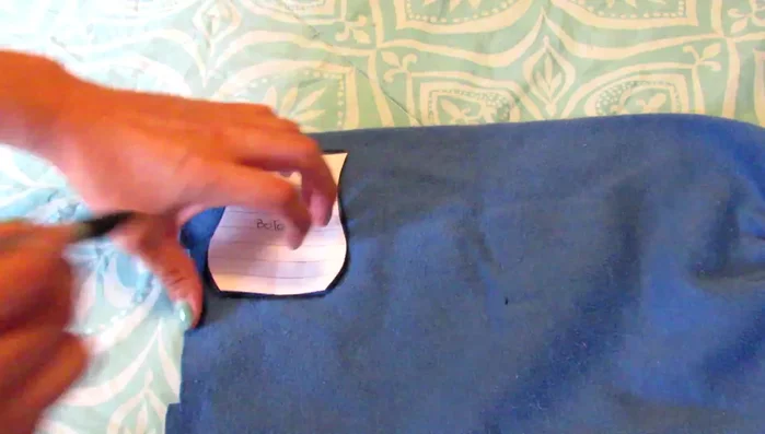 Cortar cuatro piezas de fieltro para las puntas de las botitas.