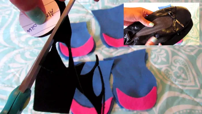 Cortar cuatro piezas de fieltro para las puntas de las botitas.